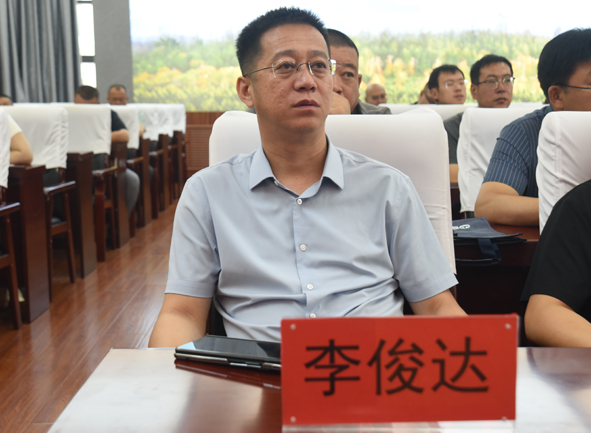 8a撫松發(fā)展投資集團(tuán)副總經(jīng)理李俊達(dá)出席會(huì)議.jpg