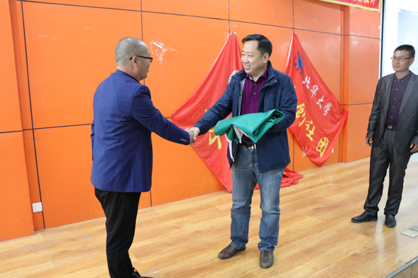 王志新理事長從張春新總經(jīng)理手中接過賽旗a.jpg