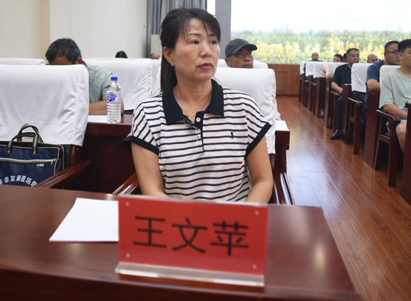 9a撫松縣林學(xué)會(huì)秘書長(zhǎng)王文蘋出席會(huì)議.jpg